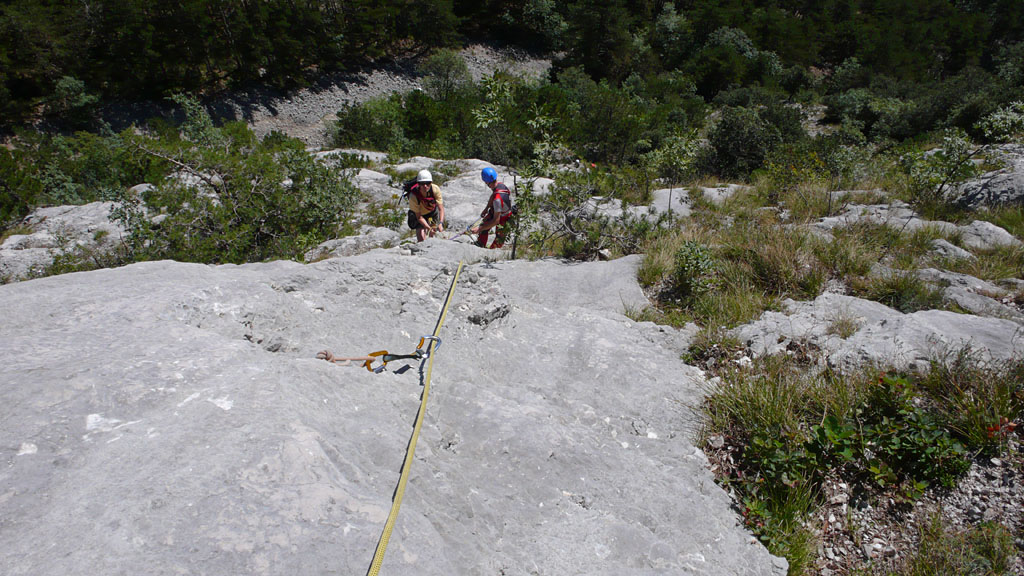 arco006.jpg - Die Reibungsplatten sind nicht allzu steil, aber trotzdem im vierten Grad. Die Route sucht sich zwischen dem Gebüsch eine Reihe von Platten raus.