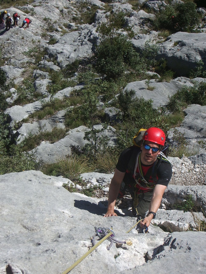arco010.jpg - Der Guide von der italienischen Gruppe fand den Standplatz. So hat sich das Ganze auch ein wenig entzerrt.