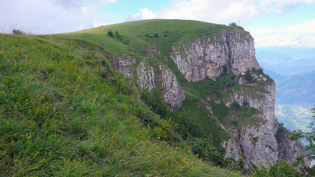 arco-che094.jpg - Vorne steil, hinten flauschig. Ein lustiger Berg, der Monte Casale.
