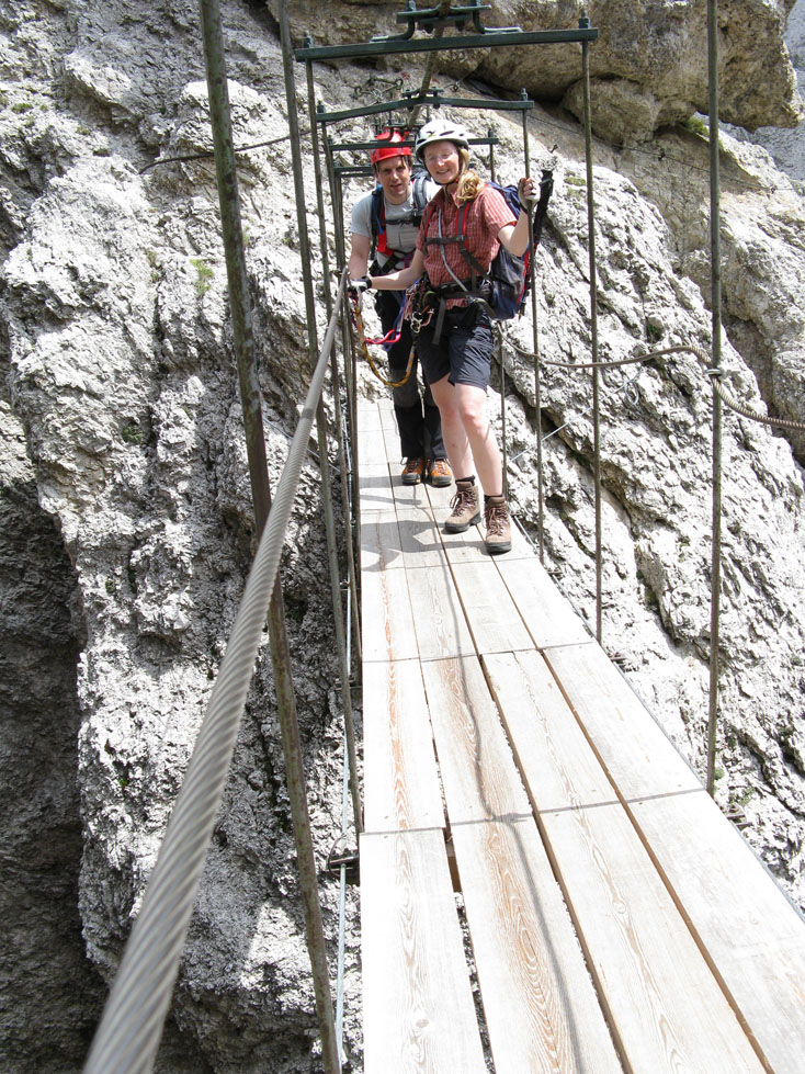 pisciadu_130.jpg - Den Spalt zwischen dem Exner Turm und dem Hauptmassiv überspannt eine schaukelige Hängebrücke
