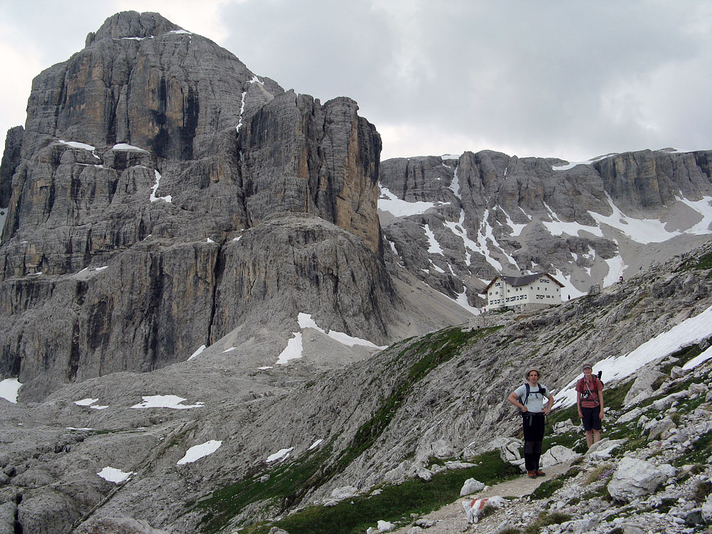 pisciadu_150.jpg - Pisciadu-Spitze, Touristen, Hütte