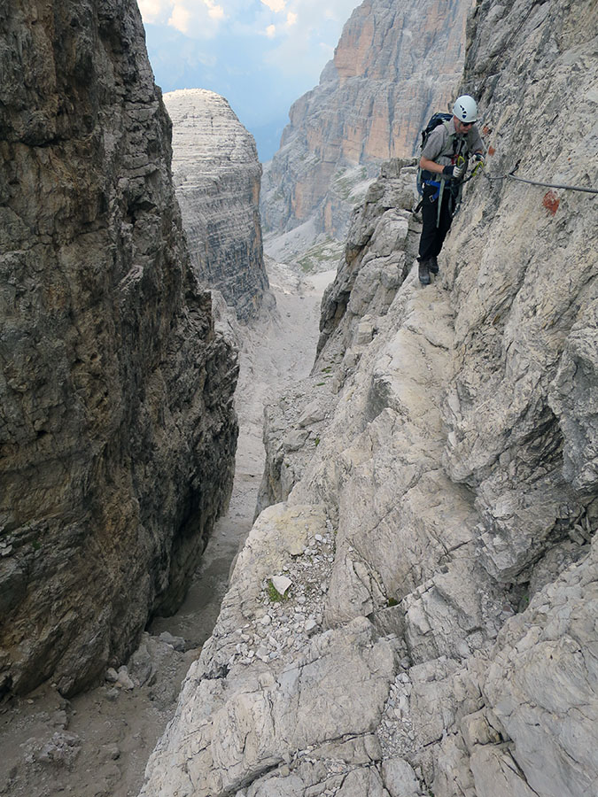 alte034.jpg - Zum Schluss geht es eine steile Wand hinunter und dann entscheidet man sich zwischen zwei Routen zum Rifugio Alimento.