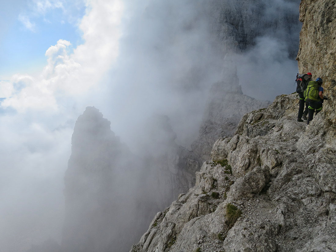 centrale025.jpg - Inzwischen war der Brenta-Nebel doch noch aufgezogen und riss immer andere Löcher auf zum Durchsehen.                               