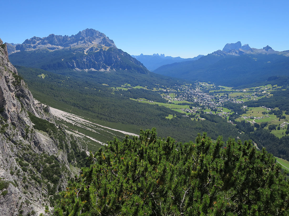 fiames005.jpg - Prächtige Aussicht auf die Sorapis und Pelmo.                               