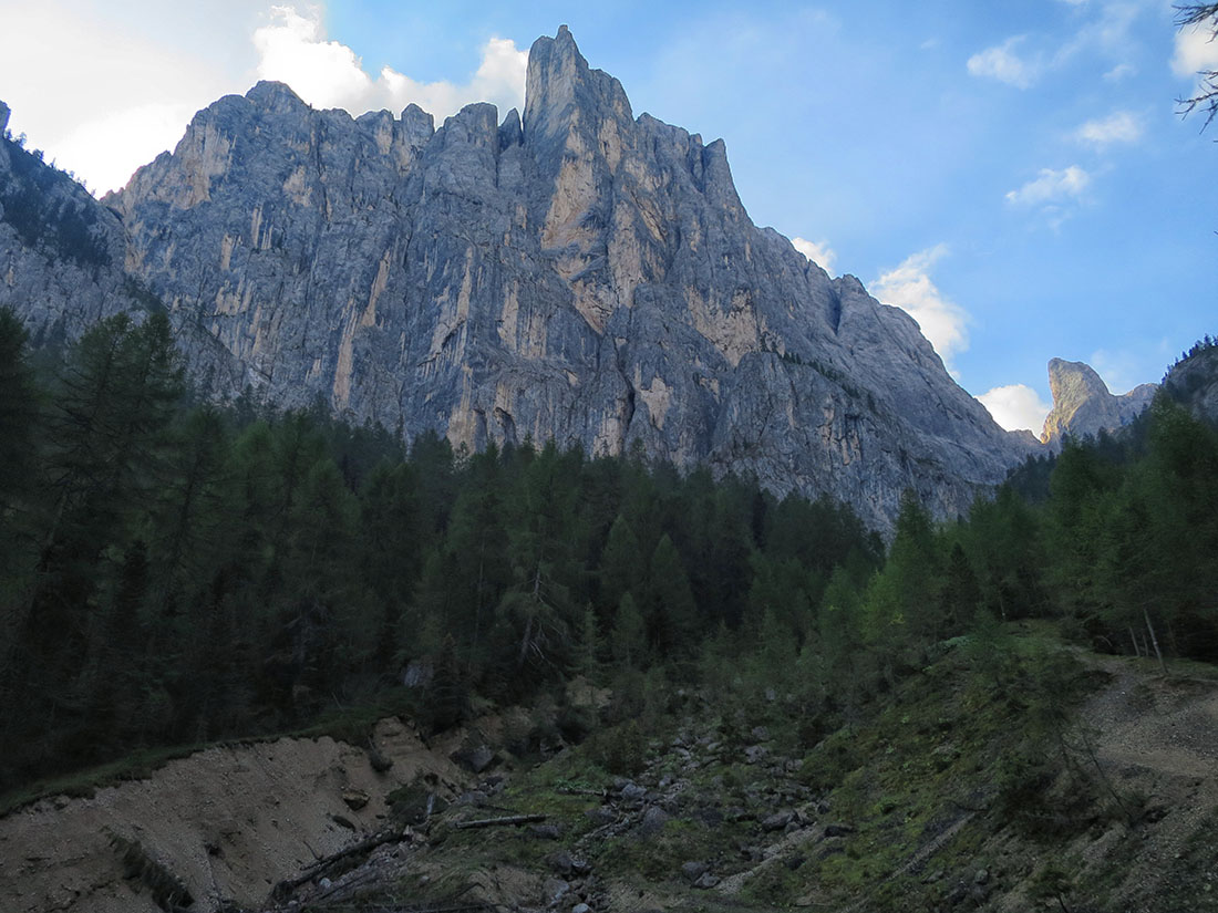 gadotti001.jpg - Mit dem Auto von Pozza di Fassa nur 10min Anfahrt und dann geht es in eine sehr ruhige Gegend. Ich traf 6h lang auf keinen Menschen, obwohl Sonntag war. Beim Aufstieg sieht man schon die Cima Undici.