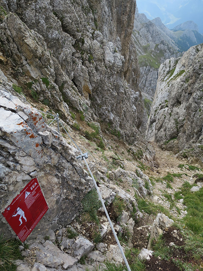 gadotti036.jpg - Der schwierigste und letzte Teil des Steigs geht vom Sas Aut eine steile Schlucht hinunter. Hier waren Reste eines befestigten Wegs zu sehen, den die Erosion weg geputzt hat.                               
