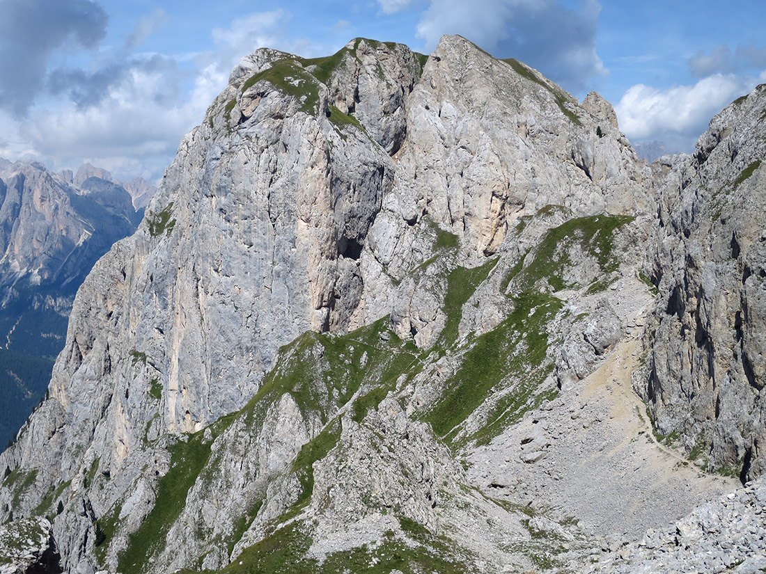 gadotti051.jpg - Blick zurück zur Ferrata und die Schlucht, durch die man sich vom Wiesengipfel runter bastelt.