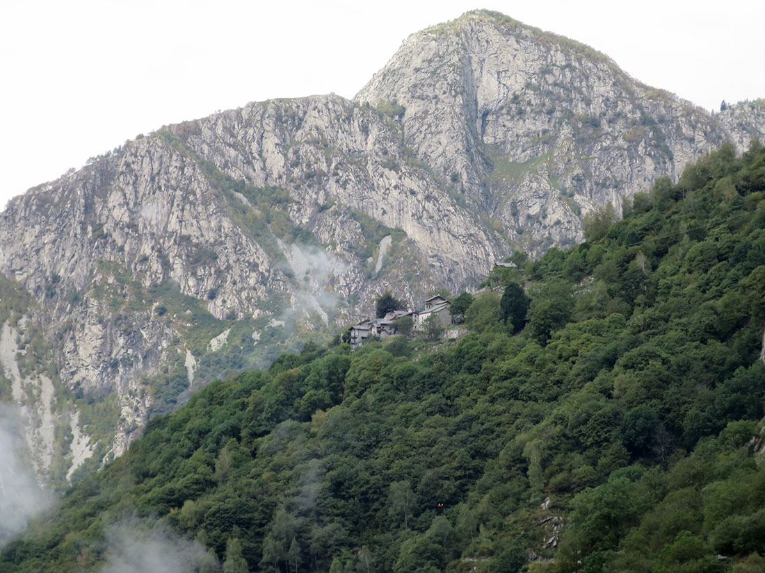 tracc046.jpg - Das Dörfchen Cola. Hier ist nicht mal mehr eine Materialseilbahn. Unglaublich. Von was leben die Leute da?                               