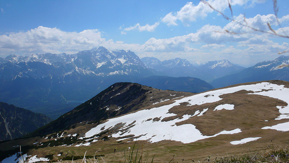 frieder08.jpg - Anfang Mai mit sommerlichen Temperaturen schafft eine Zwitterlandschaft. Südseitig trocken und nur noch Schneeflecken. Nordseitig gibt's Schnee satt, der locker noch bis Juni drinliegt.