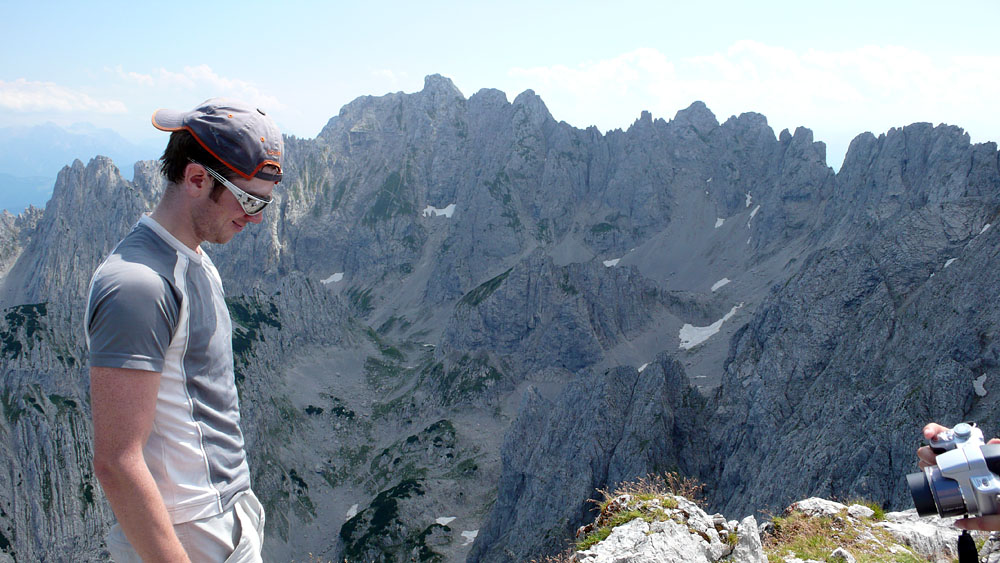P1000806.JPG - Gipfelposing. Im Hintergrund die Ackerlspitz.