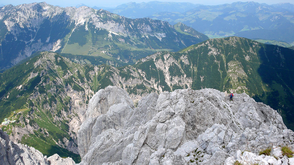 P1000807.JPG - Der beliebte Nordgrat der Goinger Halt. Eine Seilschaft kommt gerade ums Eck. Unten links die grünen Dächer gehören zum Stripsenjoch-Haus, das inzwischen hotelartige Ausmaße angenommen hat.