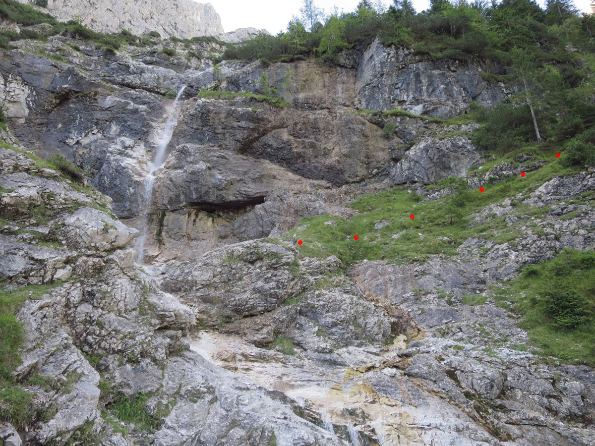 lali002.JPG - Den Bach vom Forstweg kommend auf der linken Seite an einem Steinmann über Geröll verlassen und dem gut sichtbaren Pfad bis zum Wasserfall folgen. Dort soweit aufsteigen, bis man beim Fuß des Wasserfalls queren kann.