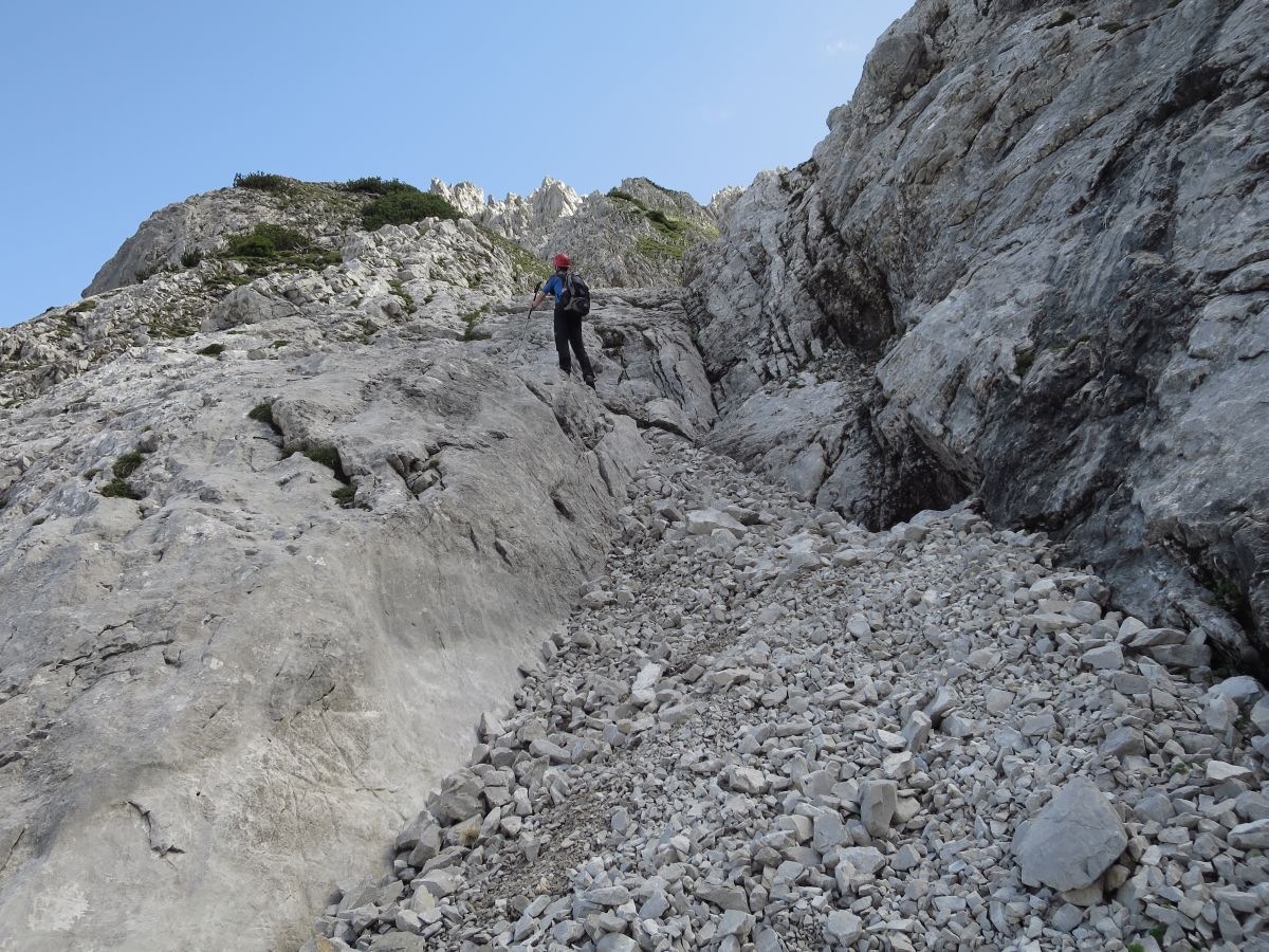 lali024.JPG - Man trifft dann auf eine Rinne mit einer glatten Stufe, die sich recht kommod an ihrem linken Rand überwinden lässt.