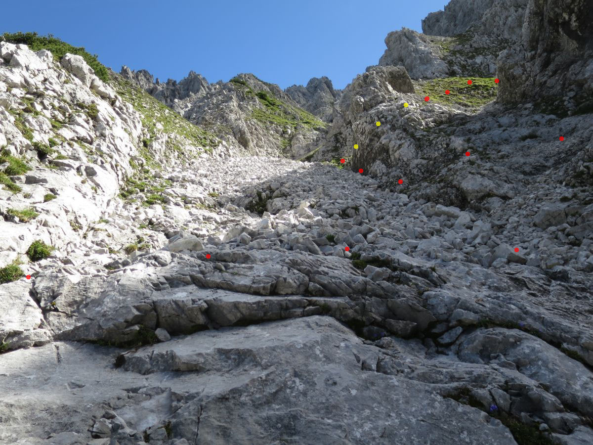 lali026.JPG - Die Rinne teilt sich. Das Gelände ist sehr unübersichtlich. Am besten ist es, zuerst am rechten Rand etwas hoch zu steigen, dann in die linke Rinne wechseln und diese bei nächster Gelegenheit wieder nach rechts verlassen. 