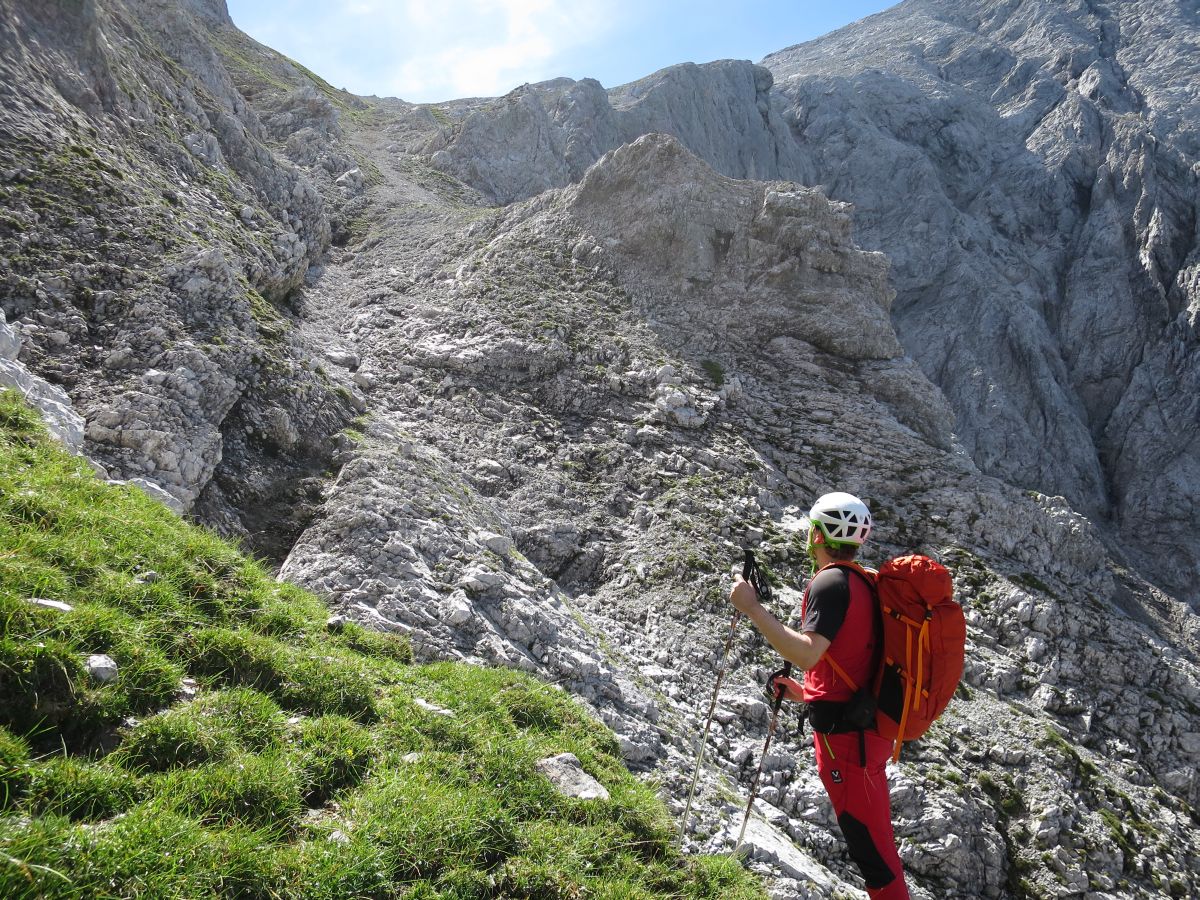 lali042.JPG - Die letzte Schotterbude vor dem Sattel. Hier heißt es kraftsparend durch das Gebrösel navigieren.