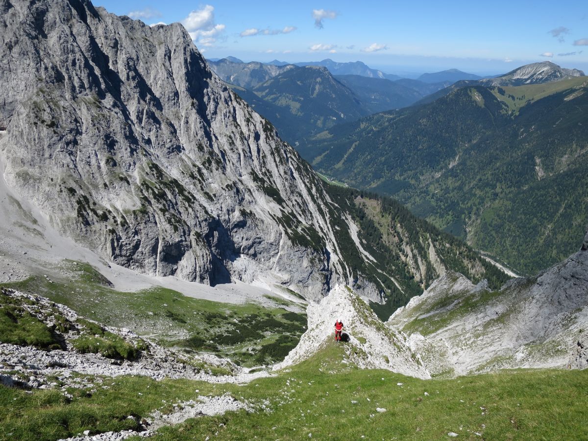 lali044.JPG - Vom Sattel zieht eine weiche Wiese runter.