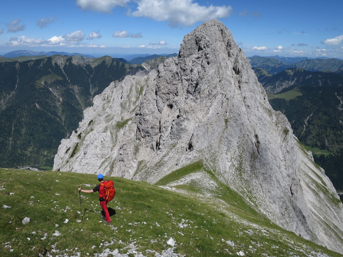 lali052.JPG - Blick auf den schönen Sattel mit Turmfalk.
