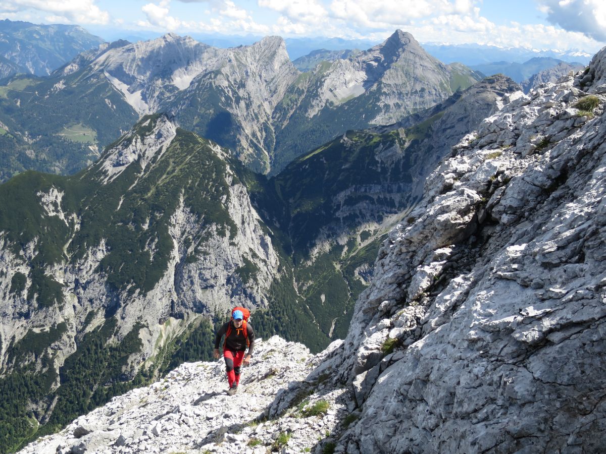 lali056.JPG - Gegen Ende von dem Gewurstel auf jeden Fall links am Ostgrat aufsteigen, weil der Übergang zum Hauptgipfel unterhalb vom Vorgipfel auf der Ostseite liegt. Wer zu weit rechts (westlich) die Flanke raufturnt, verpasst den Einstieg.