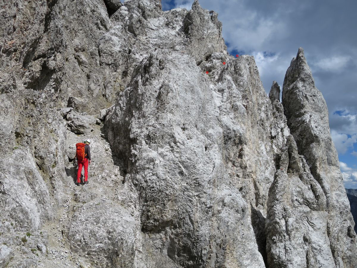 lali062.JPG - Um ein Eck rum und ein schmales, ausgesetztes Band runter (hier aus der Perspektive vom Rückweg). An der kitzligen Stelle sind zum Glück bombenfeste, scharfe Griffe und das Ganze ist gar nicht so wild. Halt immer gut aufpassen wo man hintritt!