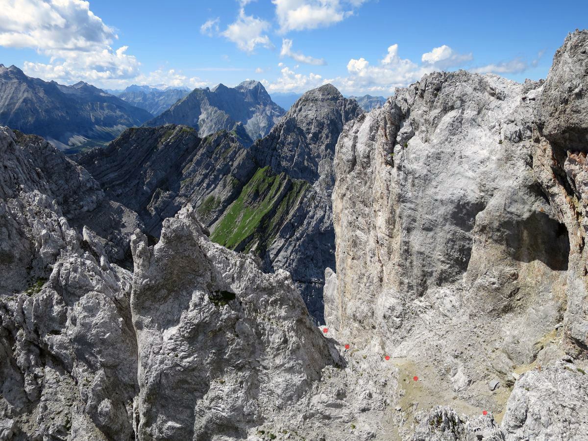 lali064.JPG - Blick vom Einstieg in das Band. Man mogelt sich nach dem Band durch eine Scharte durch auf die Hinterseite vom Gipfelaufbau.                               
