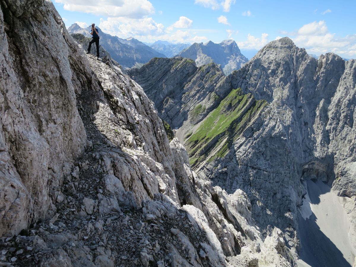 lali068.JPG - Um den Pfeiler herum geht es dann in ein etwas verwirrendes System aus Rinnen. Immer konsequent den einfachsten Weg suchen mit der kleinsten Exponiertheit.