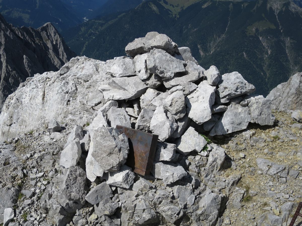 lali072.JPG - Das Gipfelbuch.