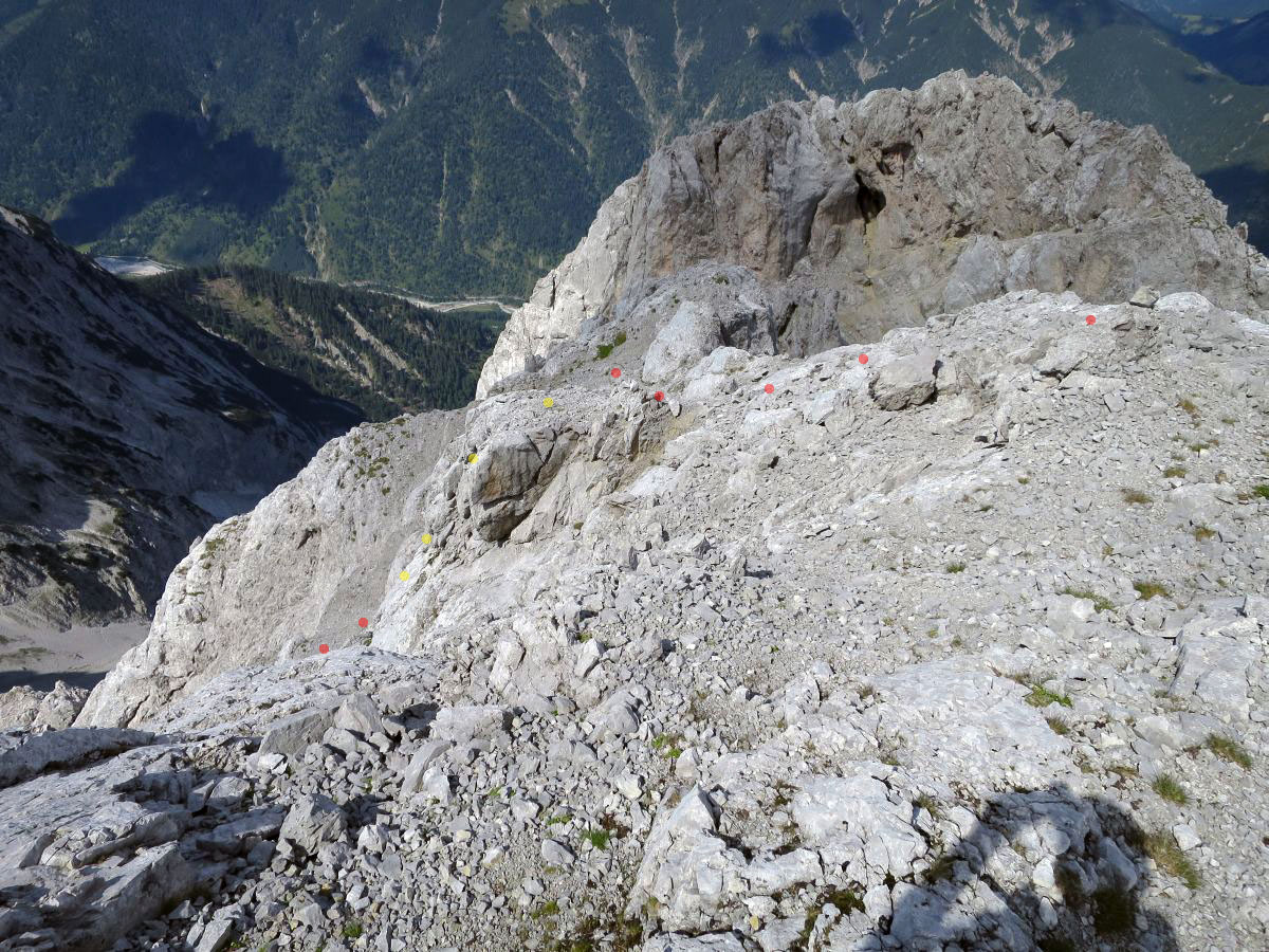 lali080.JPG - Und wieder runter den Bröselhaufen. Man marschiert so weit nach draußen, bis eine feinschottrige Rinne beginnt. Nicht zu früh links runter!