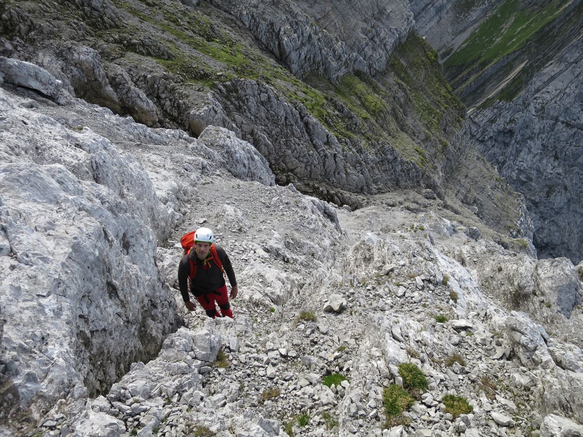 lali088.JPG - So sieht es unterhalt der Hauptrinne aus. Mit Schotter übergossene Stufen. Nicht wirklich schwierig, aber tückisch. Jeder Schritt muss genau bedacht werden.