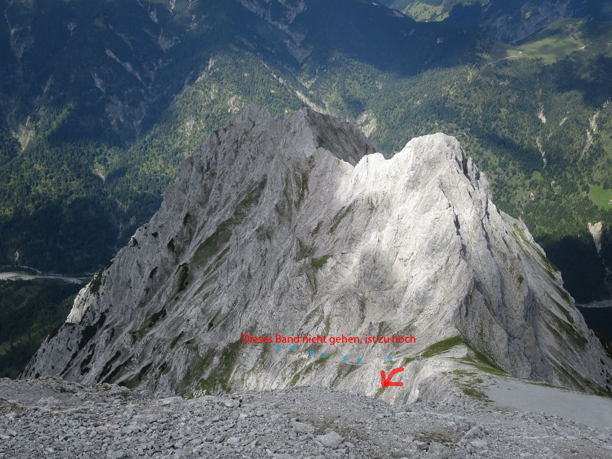 lali090.JPG - Abstieg vom Ostrgrat mit Übersicht über die Flanke vom Totenfalk. Hier lockt ein gut sichtbares Band vom Sattel weg. Dieses nicht verfolgen, weil es viel zu hoch rausquert. Sofort nach unten steigen beim Sattel.