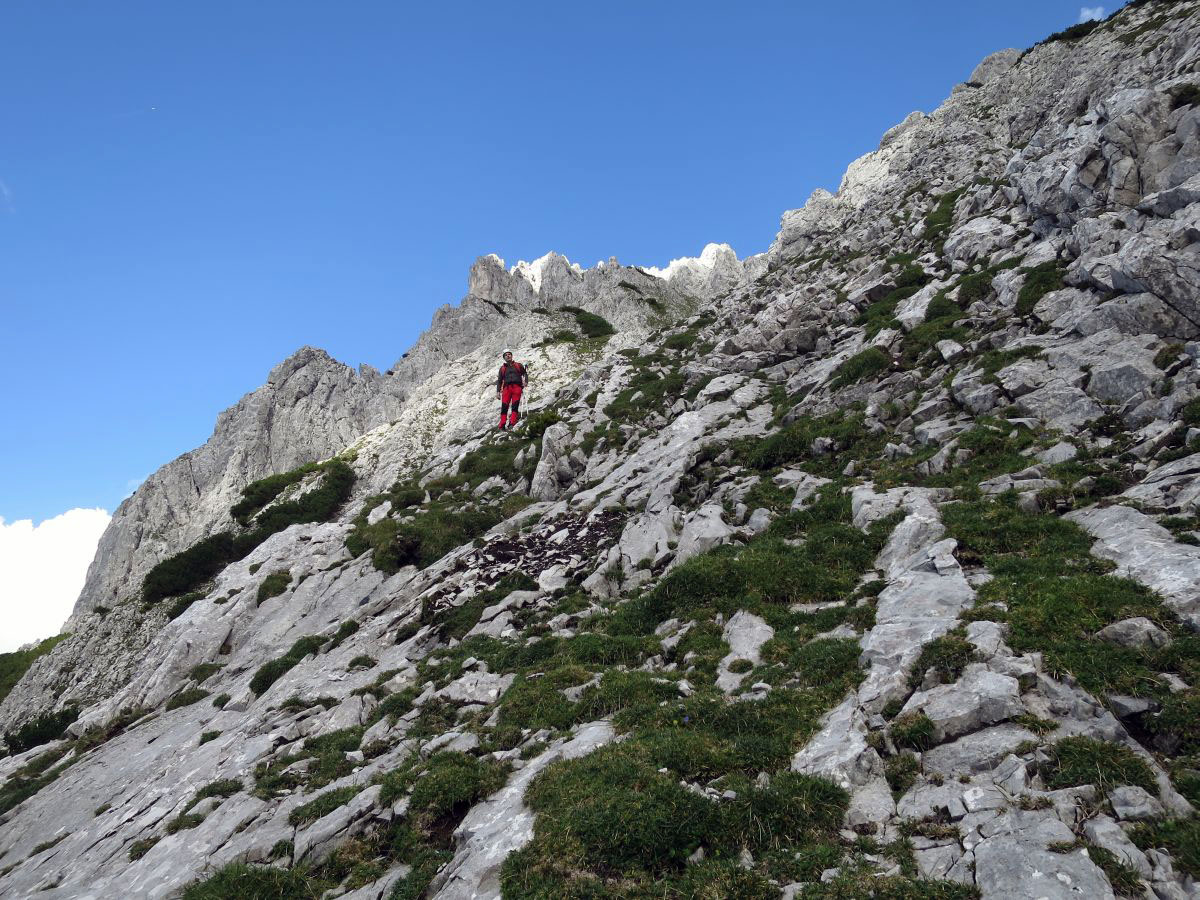 lali092.JPG - Und hier sind wir schon wieder bei der letzten Stufe vor dem Falkenkar. Nochmal höchste Konzentration und Geduld beim Treten in der unübersichtlichen Bröselbude. Die Steilheit des Geländes überschreitet den Grad des Harmlosen. Wer nach vorne wegkippt, donnert sauber runter.