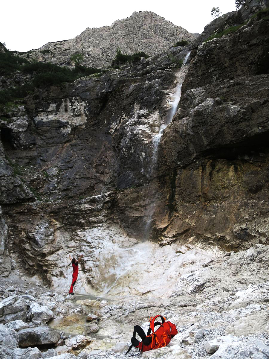 lali110.JPG - Und unten sind wir. Das kühle Wasser ist eine Wohltat für das schweißtriefende Gesicht. Jetzt nur noch die Forstraße zum Parkplatz zurückdackeln und das Abenteuer findet ein gutes Ende. Was ein Berg! Was eine Tour! Unvergesslich.                               
