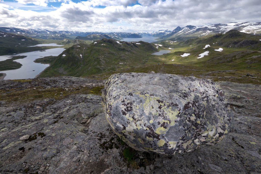 norw_0115.jpg - Solche runden Riesenkiesel liegen überall herum, bevorzugt in der Gifpelregion. Das Gestein ist sehr hart und wurde vom Gletscher und der Erosion nicht gesprengt. Also blieb die Kugel einfach da liegen, wo sie der Gletscher fallengelassen hat. Auf den rundgeschliffenen Gipfeln ist meist blanker Fels, wo das Trumm dann ewig bleibt.