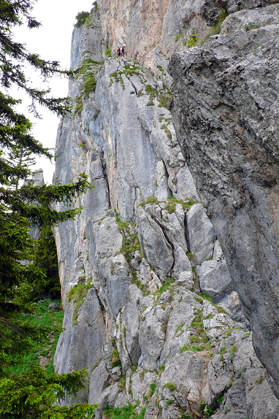 ostgrat09.JPG - Henning beim ersten Abseil-Zwischenstop auf dem Südostband.