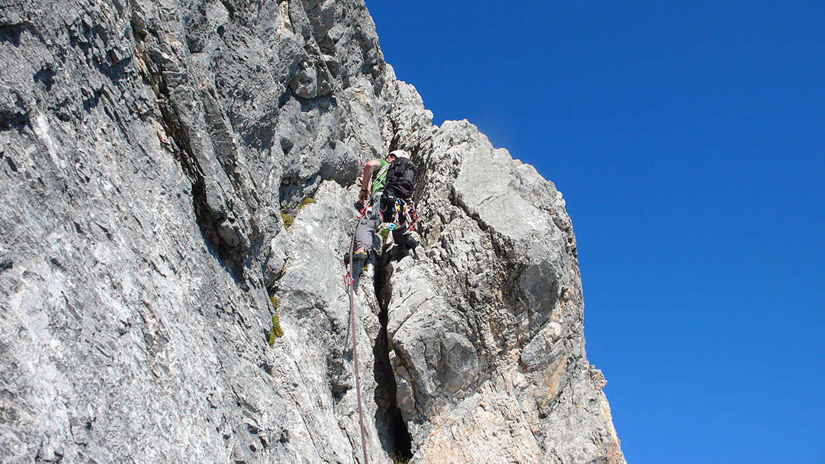 sonntag03.jpg - SL 2 wartet mit einem abdrängenden Riss auf, wo sich der dicke Alpengeist arg raufgewurstelt hat. Ich hasse diese Dinger. 