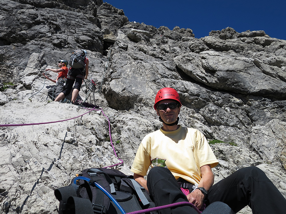steinsee072.jpg - Ein Klettertrainer mit seinen Schützlingen waren vor uns da und so haben wir erst mal Urlaub in der Wand gemacht.