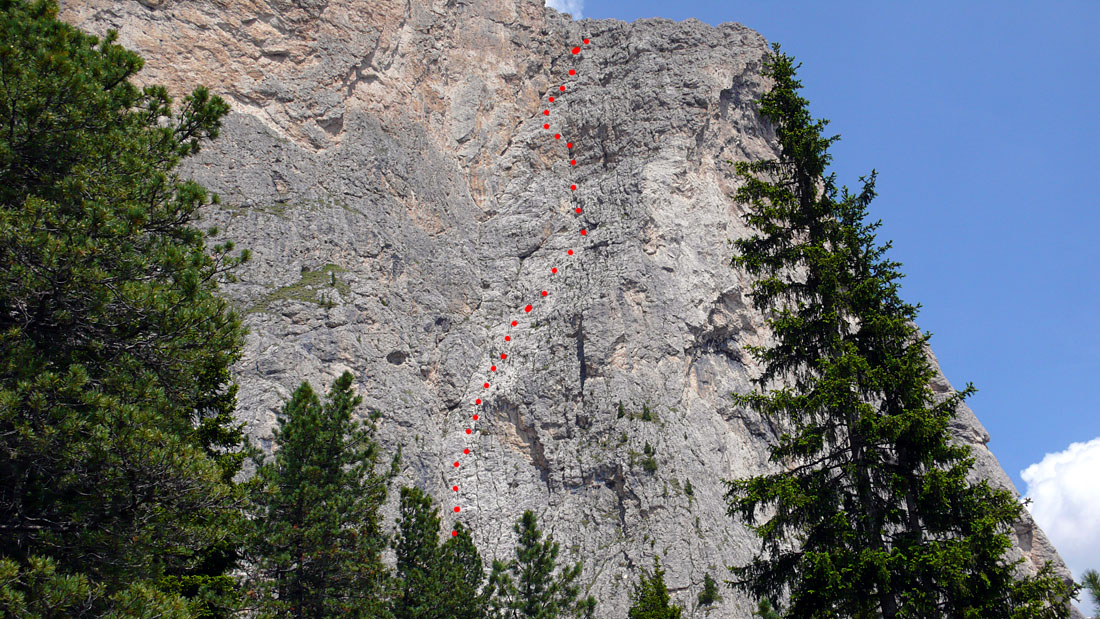 rampe10.JPG - Die "Rampenführe" zum Gamsband des Ciavazes. 10SL bis IV+, 400m Kletterstrecke. Diese abwechslungsreiche Route bietet Risse, griffige Wandstufen und einen gemein engen Spalt (Schlüsselstelle). Die Route ist sehr beliebt und deshalb stellenweise etwas glatt. Magnesia ist hilfreich. Die als Abseilstände ausgerüsteten Standplätze sind angenehm. Dazwischen stecken nur sehr wenige Haken.Erich wirkte an dem Tag etwas verknautscht. Er hatte sich einen Knöchel verstaucht. "Klettern kann i aber ojilaufn (Südtirolerisch für runterlaufen) kann i nit". Also seilten wir über die Route wieder ab. Beim Klettern hab ich ihm nix angemerkt. Echter Profi eben.