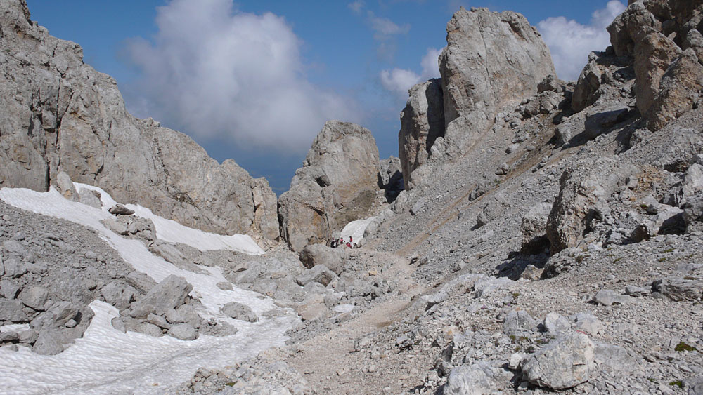 latemar010.jpg - Heute geht's von Obereggen über die Gamsstallscharte zum "Via Pen. Campanili del Latemar". Dieser führt zum Bivacco E. Rigati am Fuß der Östlichen Latemarspitze.Der Aufstieg zur Scharte führt durch eine bizarre Landschaft aus Türmchen.