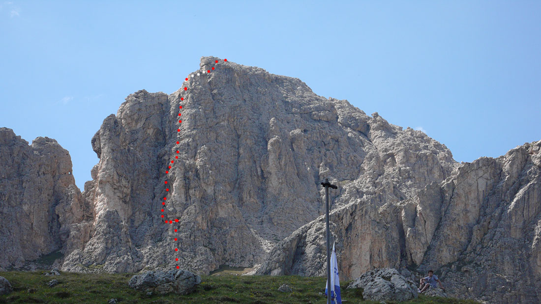 teuf001.JPG - Der "Gross-Pfeiler" auf die Teufelswand. 8SL bis IV-. 200m Kletterstrecke. Sehr schöne, unverbrauchte Route mit Variationsmöglichkeiten. Der "offizielle" Einstieg geht weiter links. Mein Bergführer wollte aber drei Seilschaften überholen und ist rechts raufgezischt."Was soll i in dem Gras?"