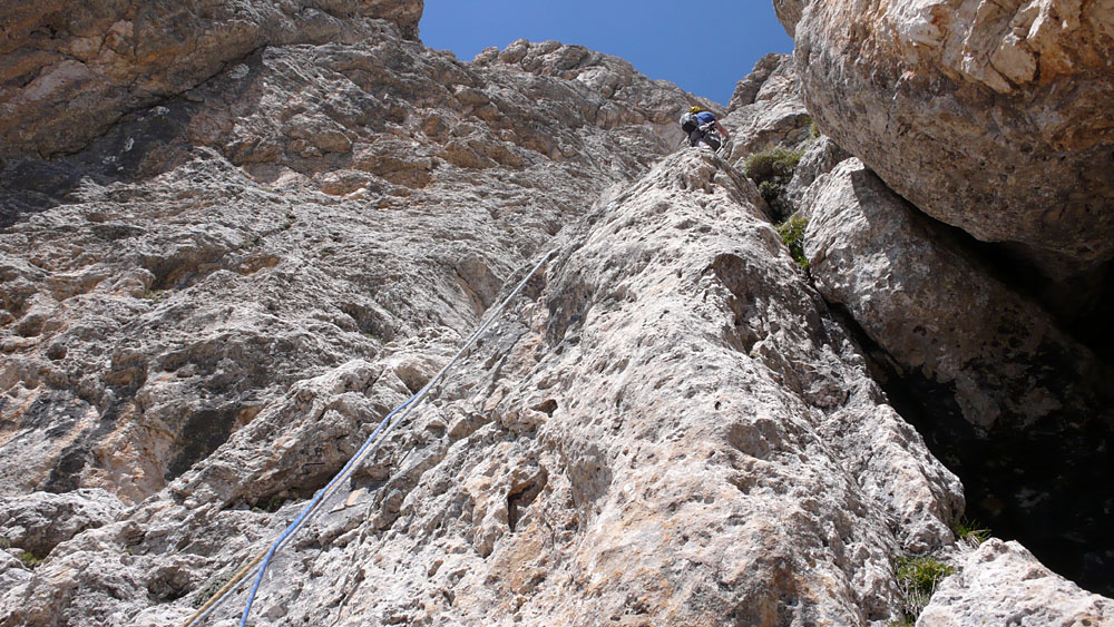 teuf030.JPG - Die erste SL. Supergriffiger Fels mit keinerlei Anzeichen von Politur. Das wird sich in den nächsten Jahren ändern, denn es ist eine Modetour geworden.