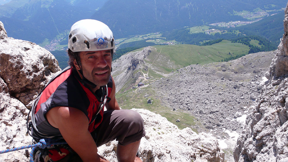teuf040.JPG - Bergführer Erich Resch aus Welschnofen. Ein Individualist ("Kirchen und Vereine nur von außen") und richtig wilder Hund. Ging früher alles (!!) barfuß und meint, er hätte vielleicht Verkehrspolizist werden sollen, damit er die lärmenden Motorradfahrer zusammenstauchen kann. Das tut er jetzt zwar auch schon, aber halt nicht offiziell...