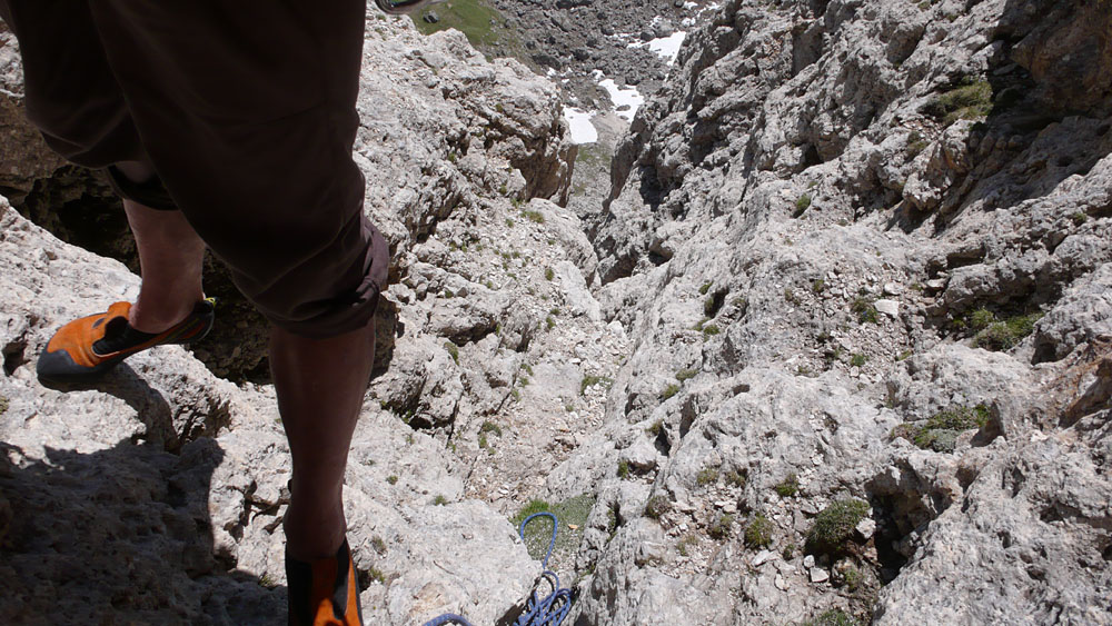 teuf050.JPG - Nach der zweiten, etwas bröseligen Seillänge, geht es wieder in feinem Fels weiter.