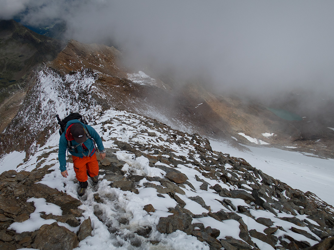 freiger066.jpg - Ein chaotischer Grieche, der in Innsbruck lebt und uns fragte, wie er vom Gipfel wieder nach Innsbruck zurück könne. Ich kann null vorbereitete "Alpinisten" nicht leiden. Einfach ohne Plan reinlatschen und sich dann durch fragen. Wozu gibt's eigentlich Google?